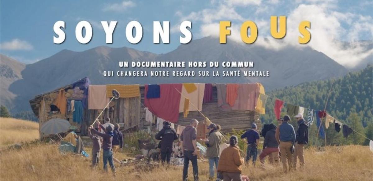texte "Soyons fous, un documentaire hors du commun qui va changer votre regard sur la santé mentale" sur une photo du tournage