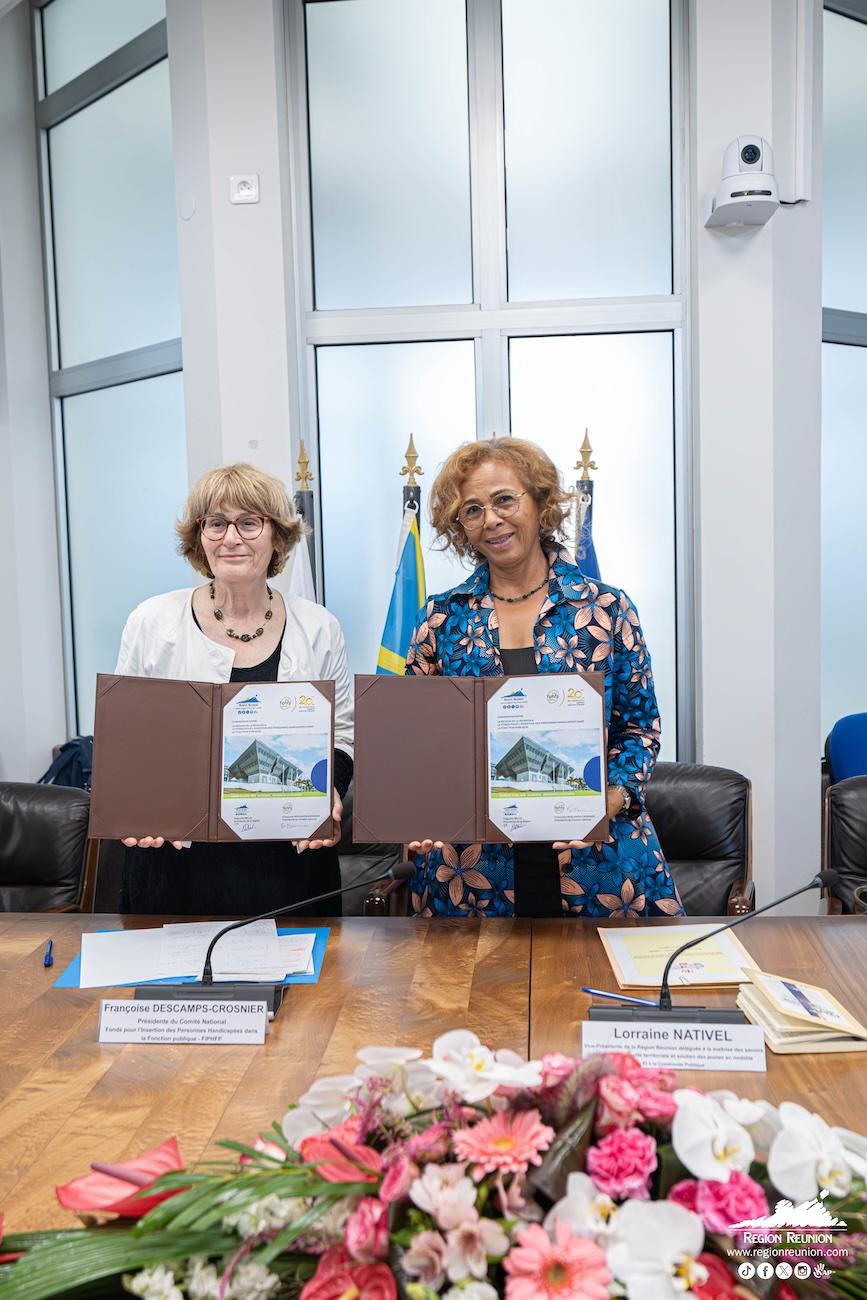 Photo de Françoise Descamps-Crosnier, présidente du Comité national du FIPHFP, et d'Huguette Bello, présidente de la région
