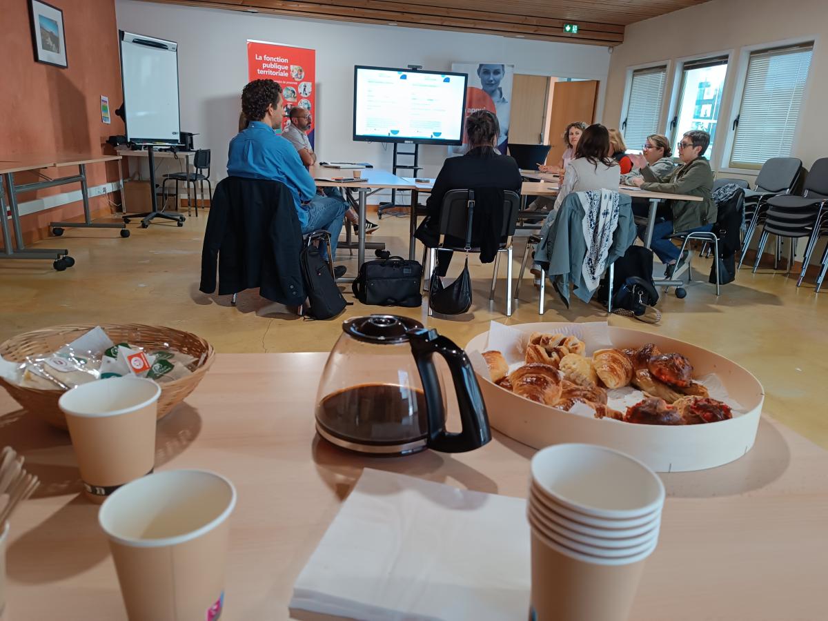 Photo d'une salle de réunion regroupant plusieurs personnes