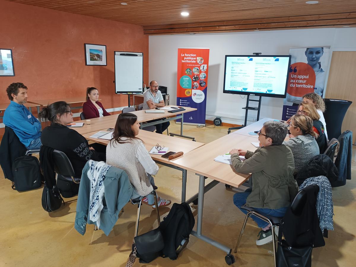 Photo d'une salle de réunion regroupant plusieurs personnes
