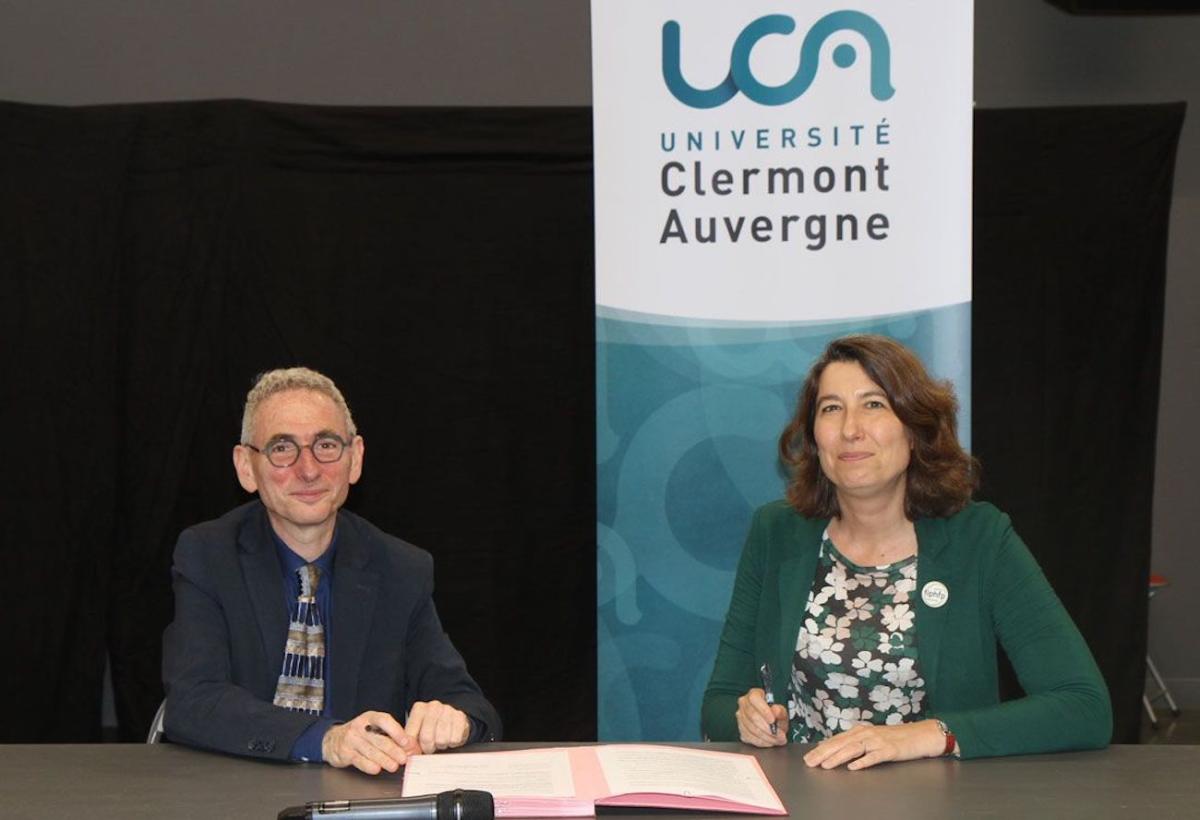 Marine Neuville, directrice du FIPHFP, et Mathias Bernard, président de l’Université Clermont Auvergne signant la convention