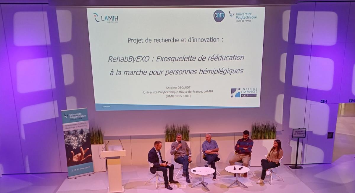 Vue sur la scène de journée sur la recherche l'innovation sur le handicap