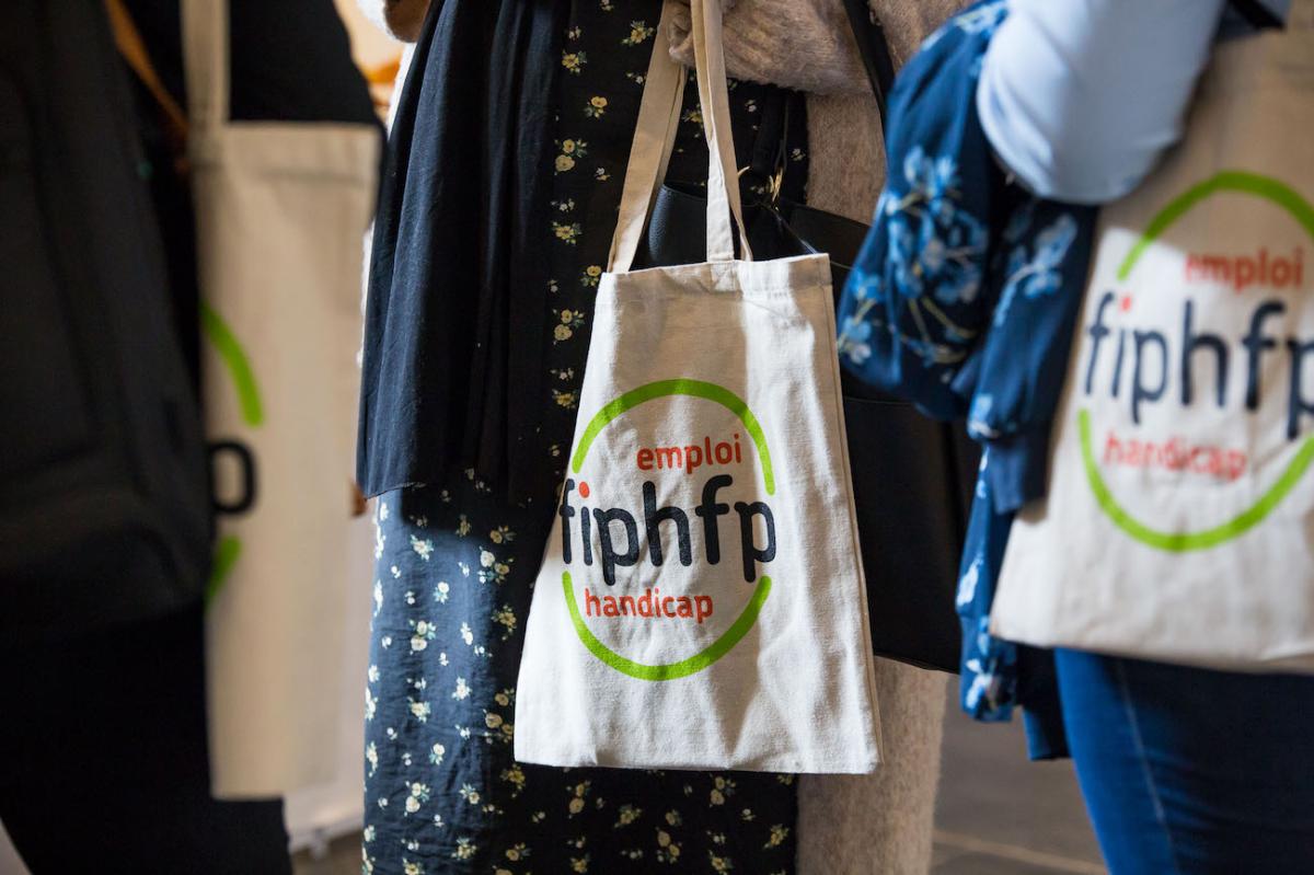 Totebog avec le logo du FIPHFP portée par une personne