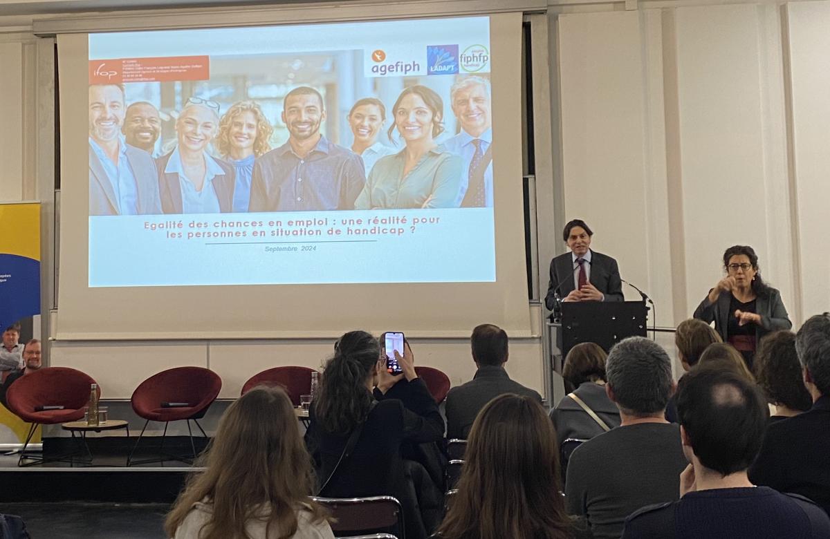 Vue de la scène de la conférence de presse de la SEEPH à l'occasion de laquelle l'enquête "Egalité des chances en emploi" a été dévoilée