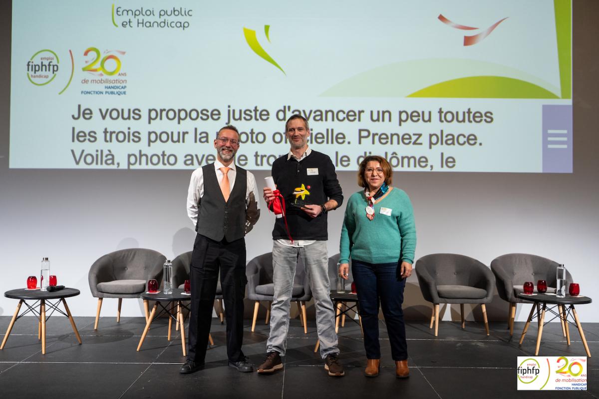 Lauréat (Département du Val d'OIse) dans la catégorie Communication et membres du jury remettant le trophée