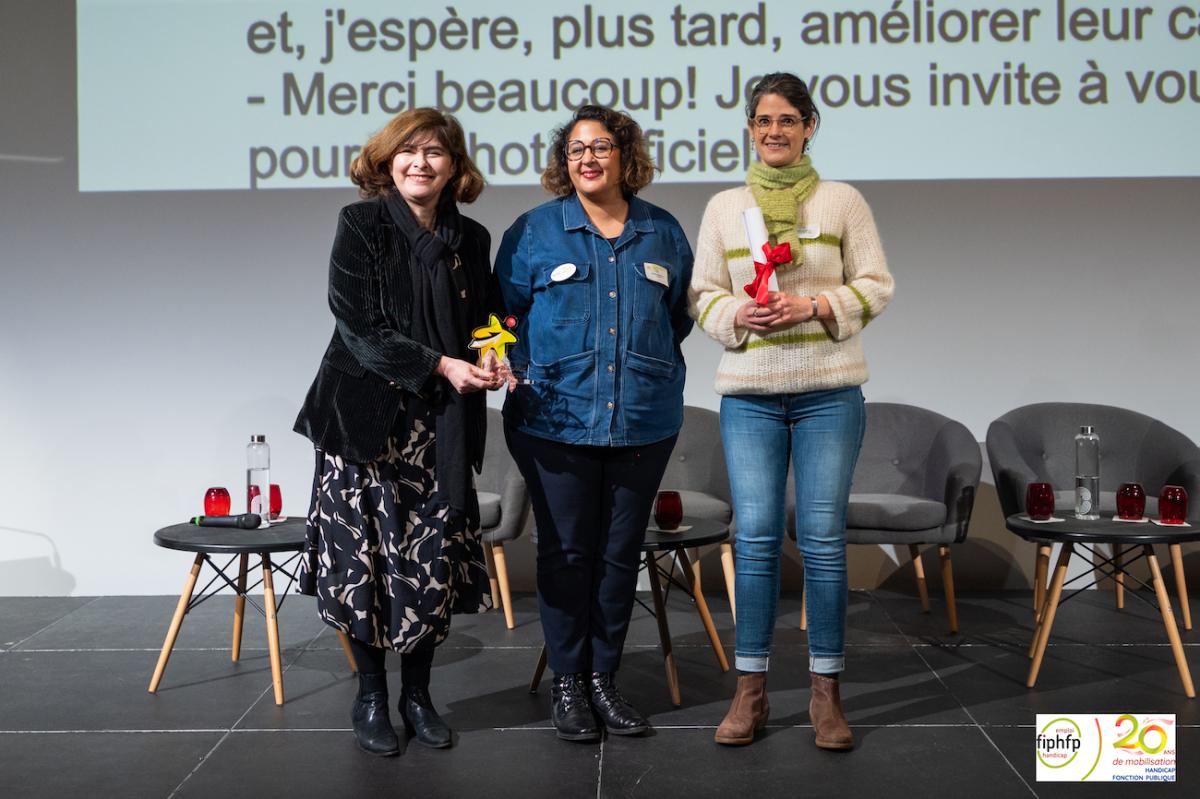 Lauréat du coup de coeur du public (Ville de Paris) et membres du jury remettant le trophée