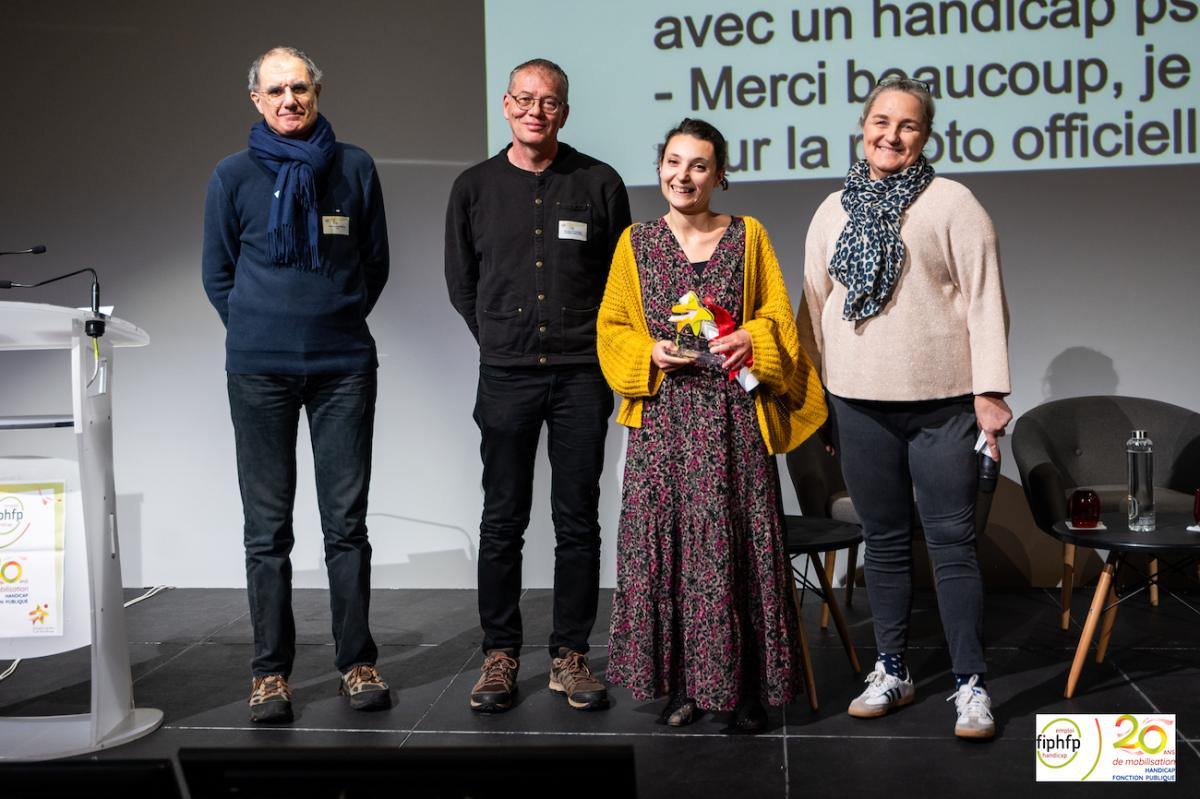 Lauréats (Département de Seine-Saint-Denis) dans la catégorie maintien dans l'emploi avec les membres du jury remettant le trophée