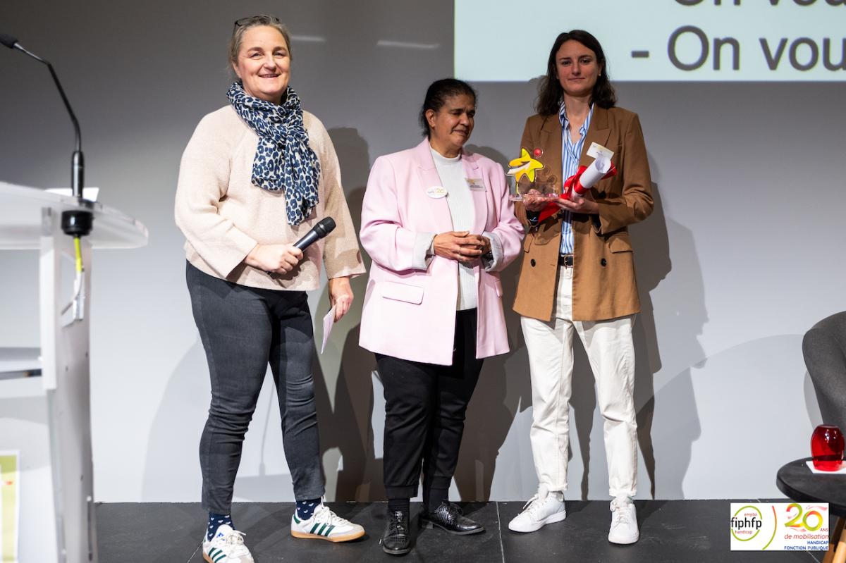 Lauréat de la catégorie Recrutement (CNAV) et membres du jury remettant le trophée