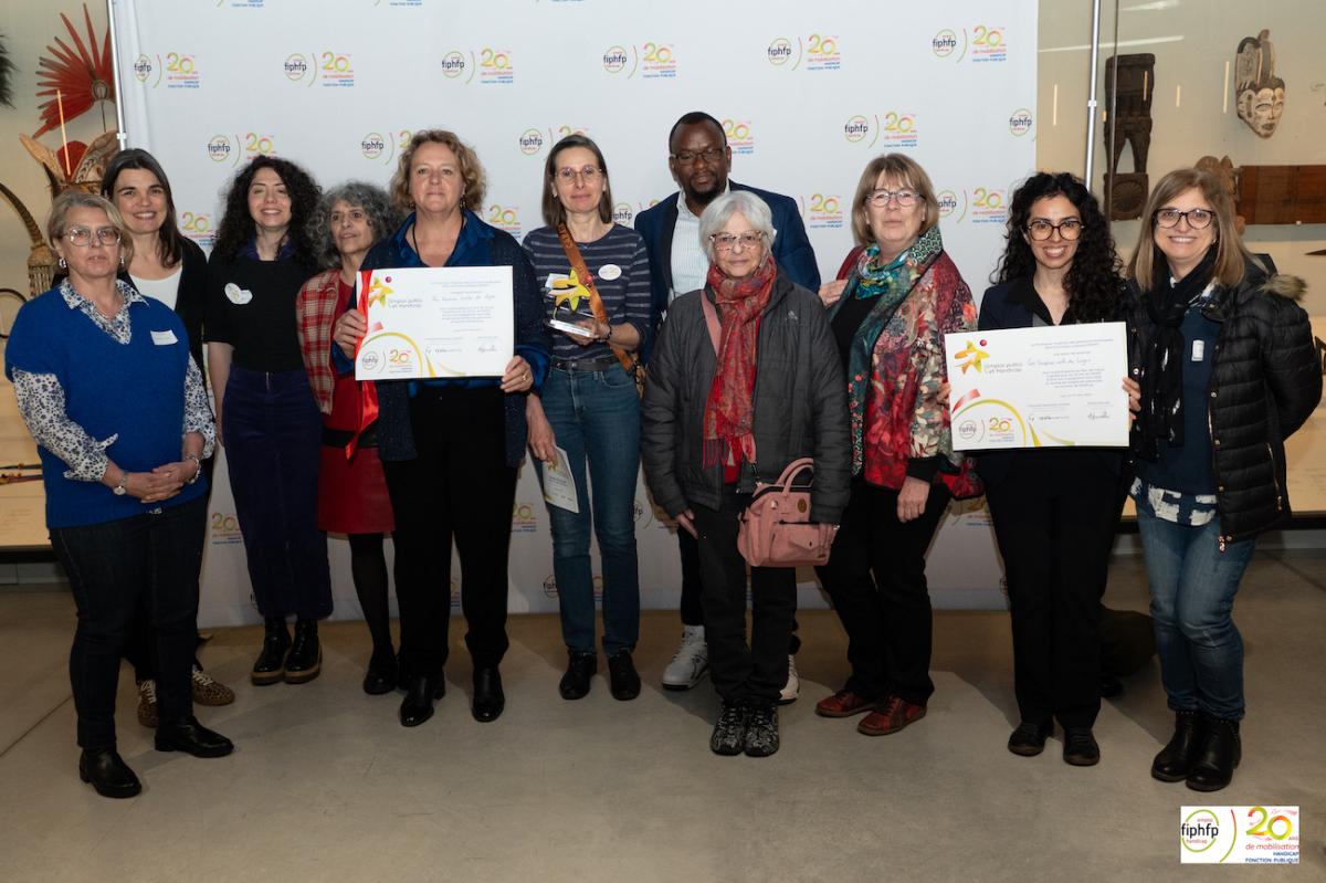 Equipe des Hospices Civils de Lyon recevant le trophée Emploi public et handicap dans la catégorie Communication et sensibilisation