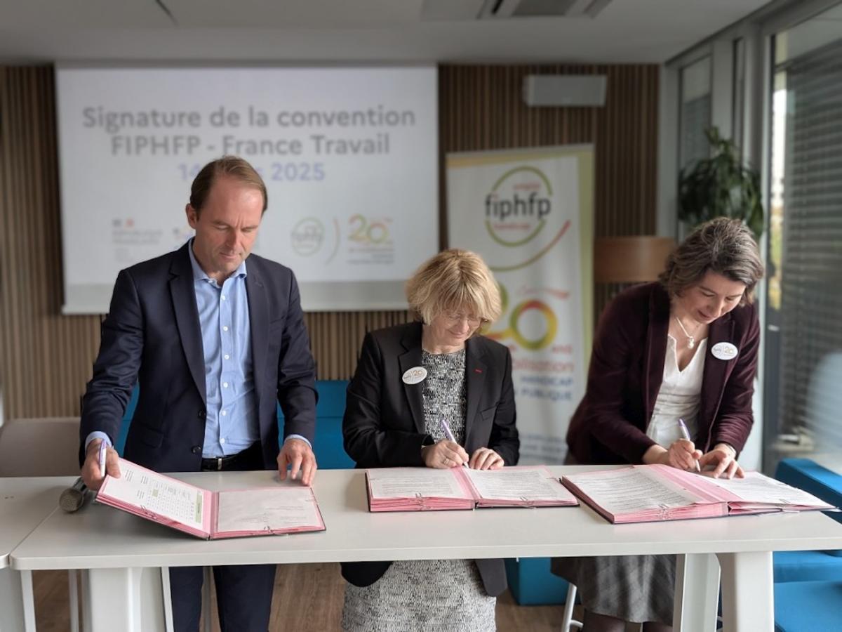 Les trois signataires de la convention avec, à droite, Marine Neuville, directrice du FIPHFP