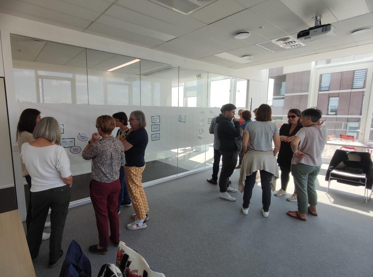 Photographie des participants en train de discuter entre eux lors de la journée en présentiel dédiée à la professionnalisation des référents handicap