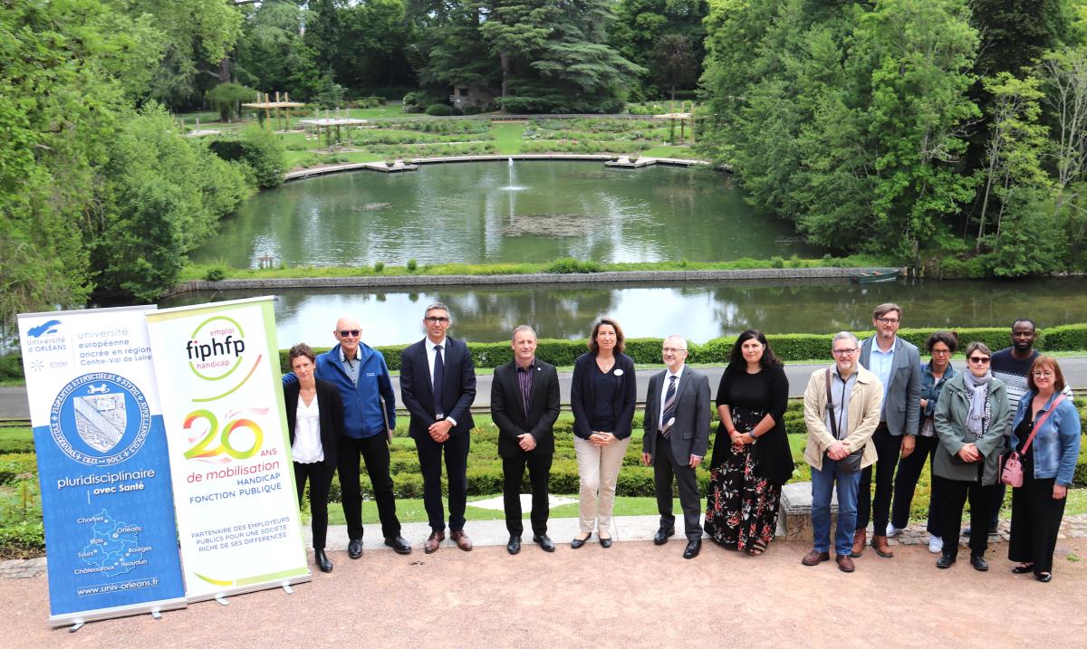 Photographie de groupe lors de la signature de la convention