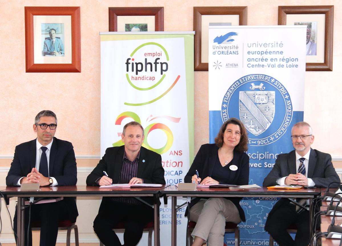 Photographie des signataires de la convention entre le FIPHFP et l'Université d'Orléans