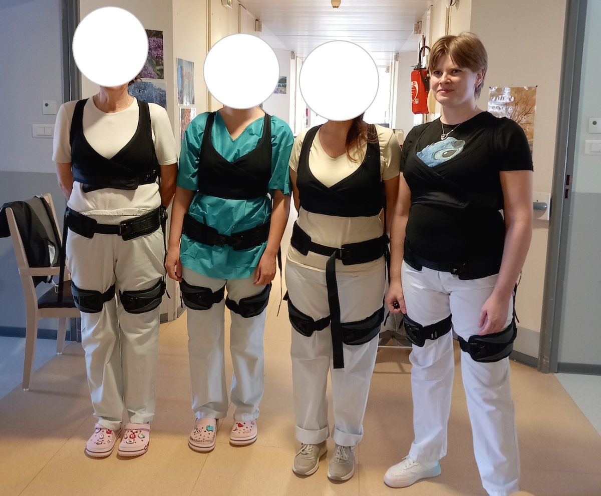 Personnels du centre hospitalier d'Aubagne essayant les exosquelettes