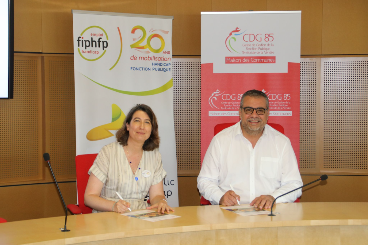 Eric Hervouet, Président du Centre de Gestion de la Vendée et Marine NEUVILLE, Directrice du FIPHFP, signent officiellement la convention