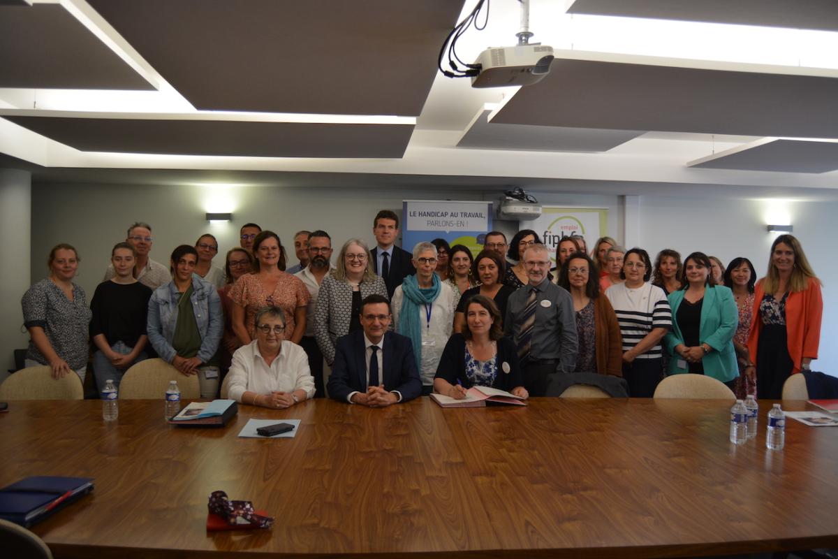 Photographie de groupe prise lors de la signature de la convention entre le GHT Santé 41 et le FIPHFP