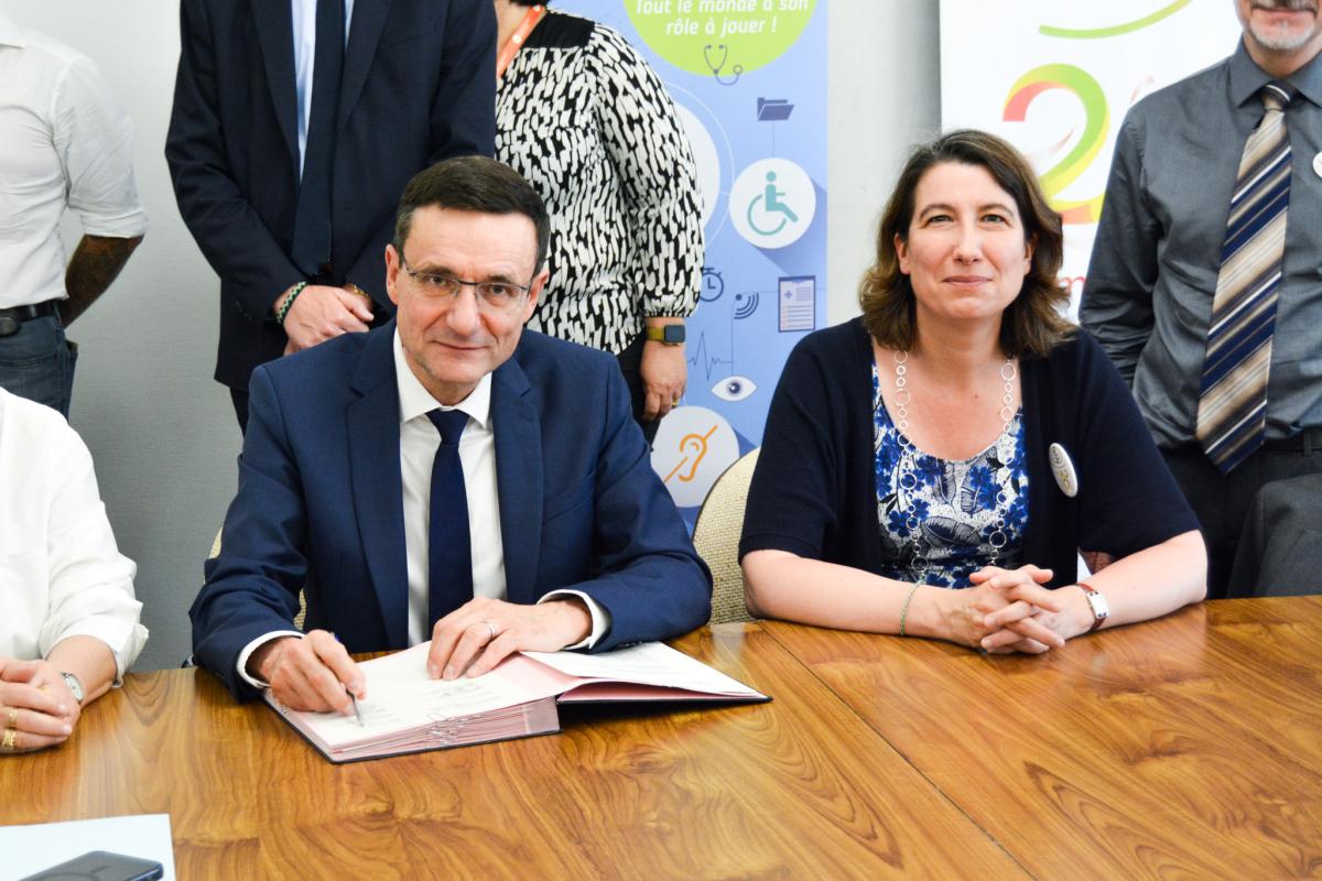 Photographie prise lors de la signature de la convention entre le GHT Santé 41 et le FIPHFP