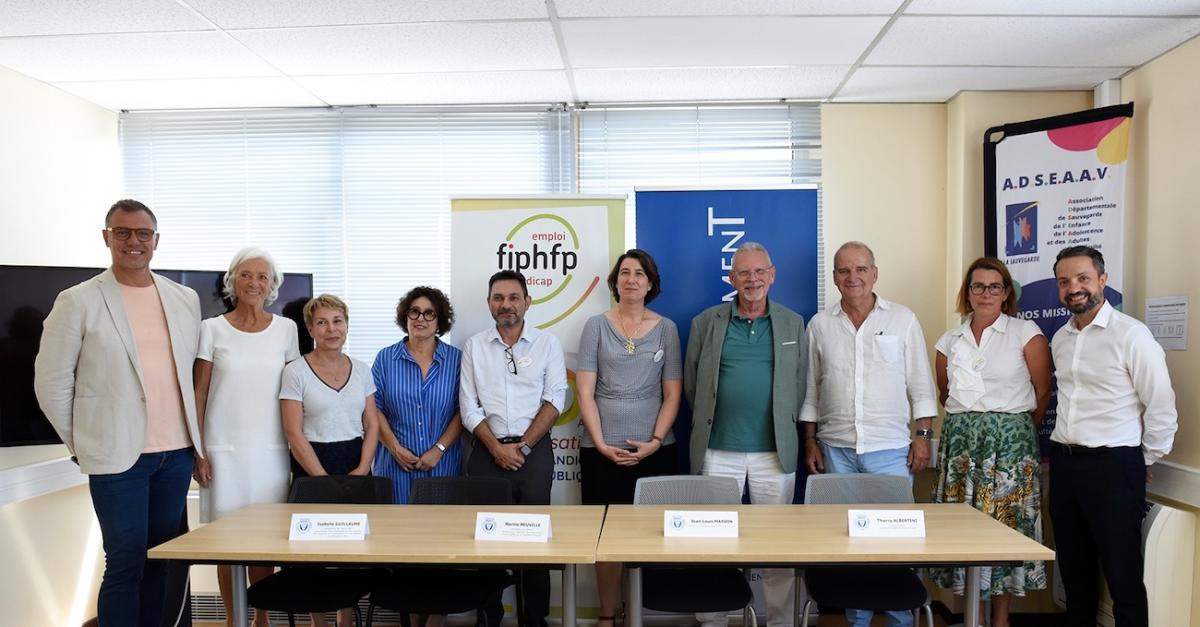 Personnes présentes à l'occasion de la signature de convention entre le Département du Var et le FIPHFP