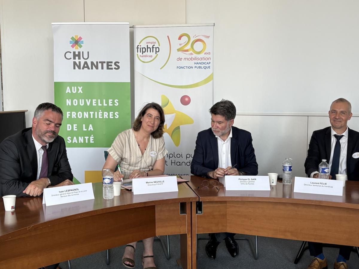 Signature officielle de la convention par Marine Neuville