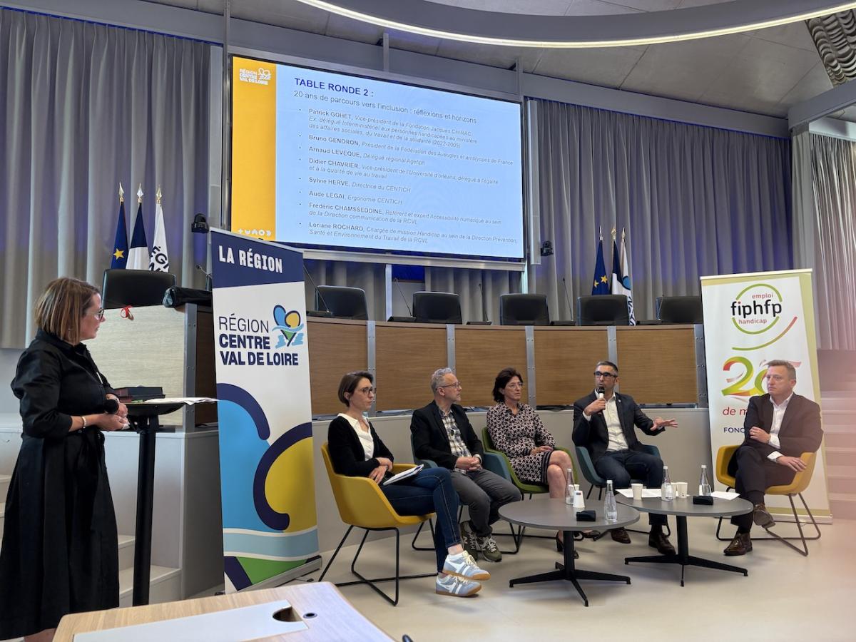 Photographie des personnes participantes à la table ronde réalisée dans le cadre de l'événement relatif au renouvellement de convention entre le FIPHFP et la Région Centre-Val-de-Loire