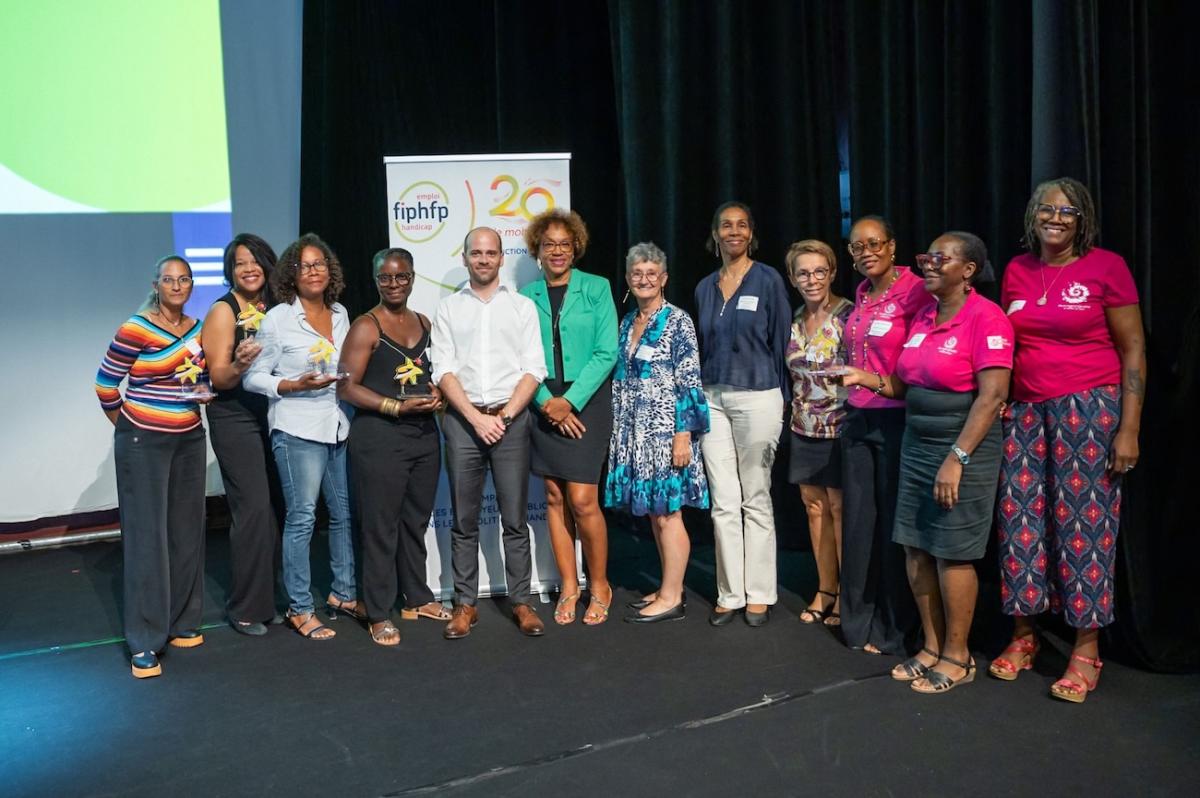 Ensemble des lauréats des trophées emploi public et handicap sur la scène