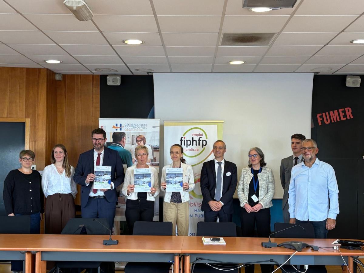 Photographie prise lors de la signature avec le Centre Hospitalier de Cornouaille
