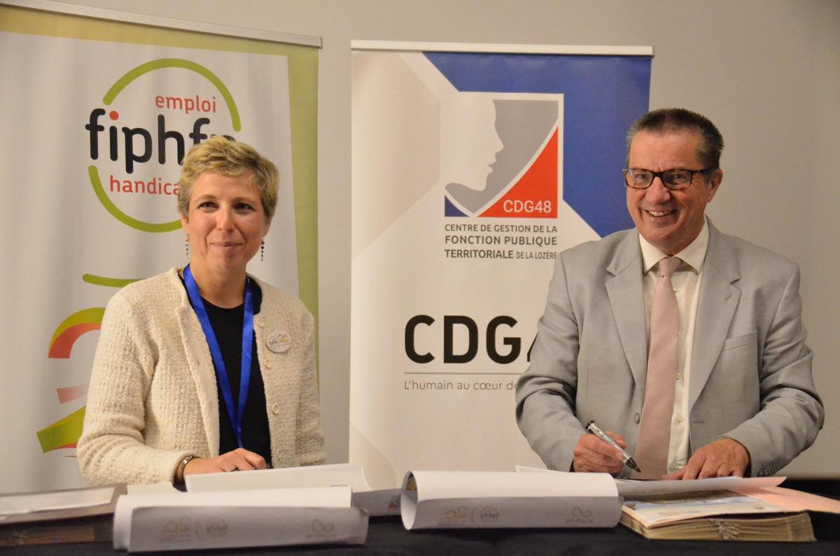 Séverine Baudouin, directrice adjointe du FIPHFP, et Laurent Suau, président du CDG48, signant la convention