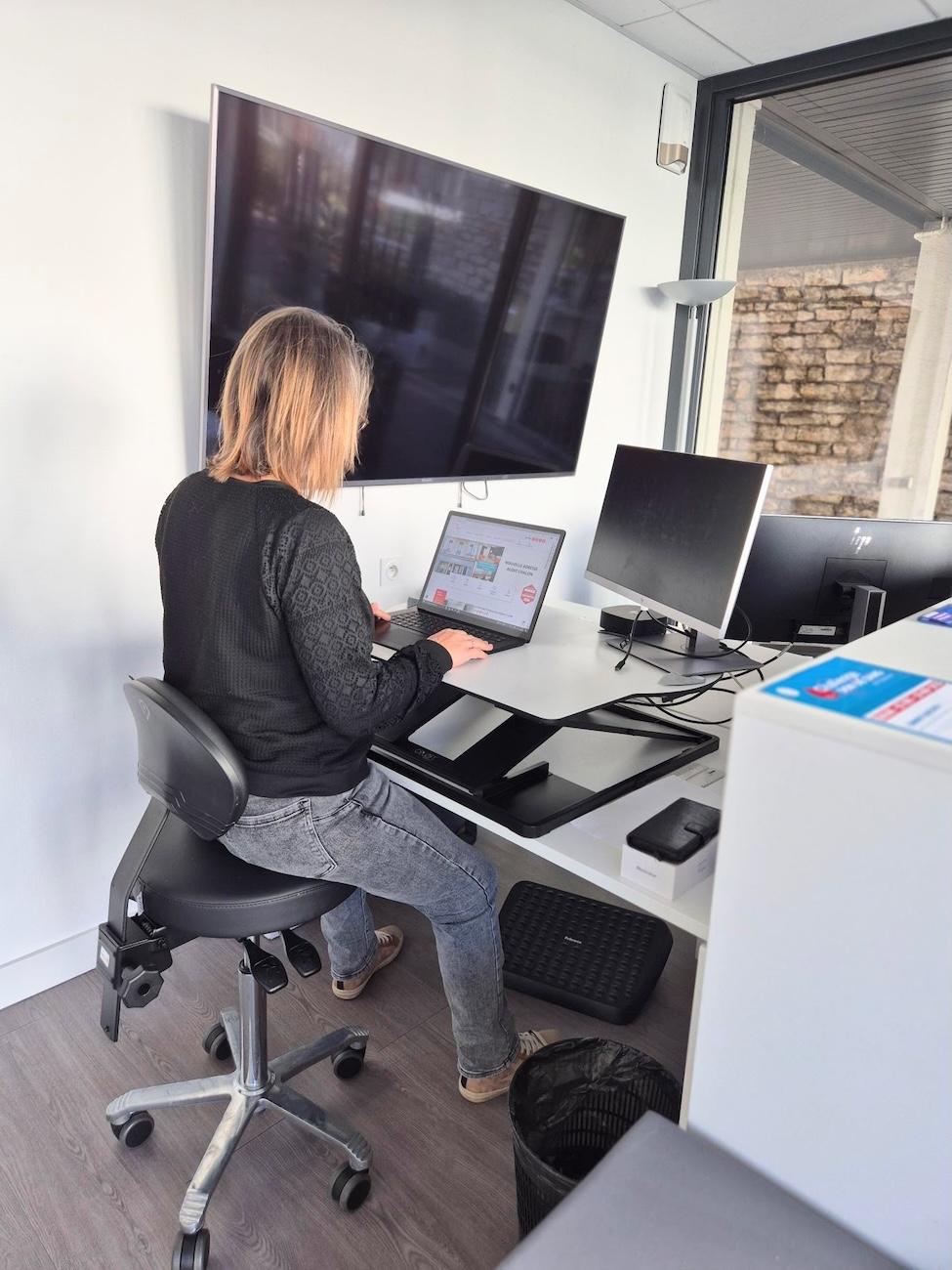 Photo d'un fauteuil et d'un écran adapté prêté dans le cadre la plateforme de prêt