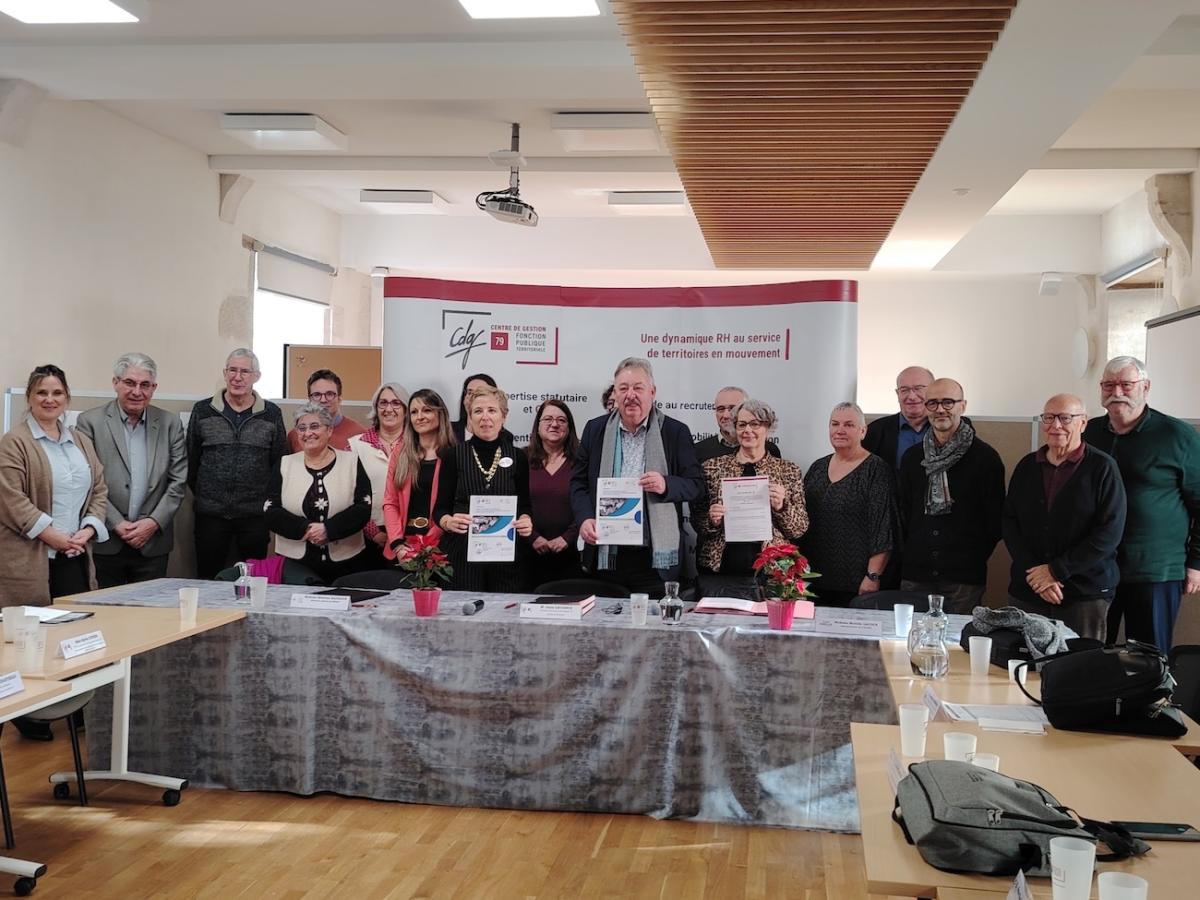 Photographie des signataires de la convention entre le FIPHFP et le CDG79