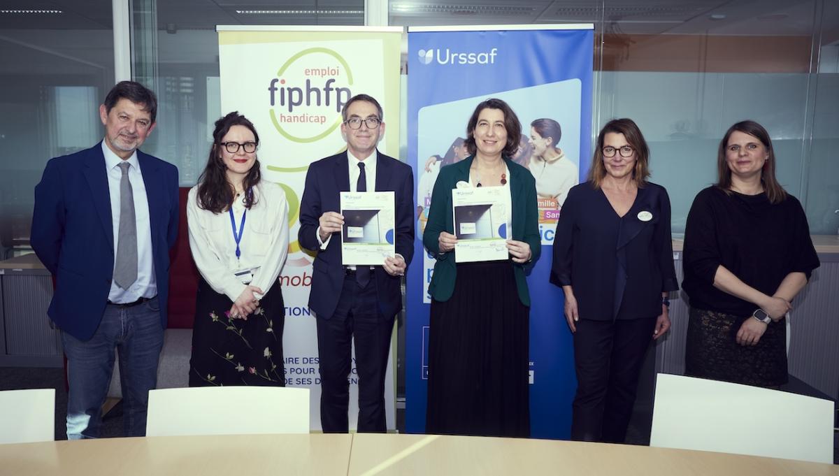 Signataires de la convention entre le FIPHFP et la caisse nationale Urssaf avec au centre Marine Neuville, directrice du FIPHFP