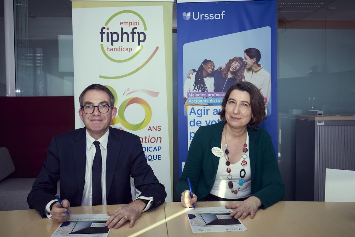 Marine Neuville, directrice du FIPHFP, et de Romain Thevenon, directeur des ressources humaines de l’Urssaf Caisse nationale, signant la convention