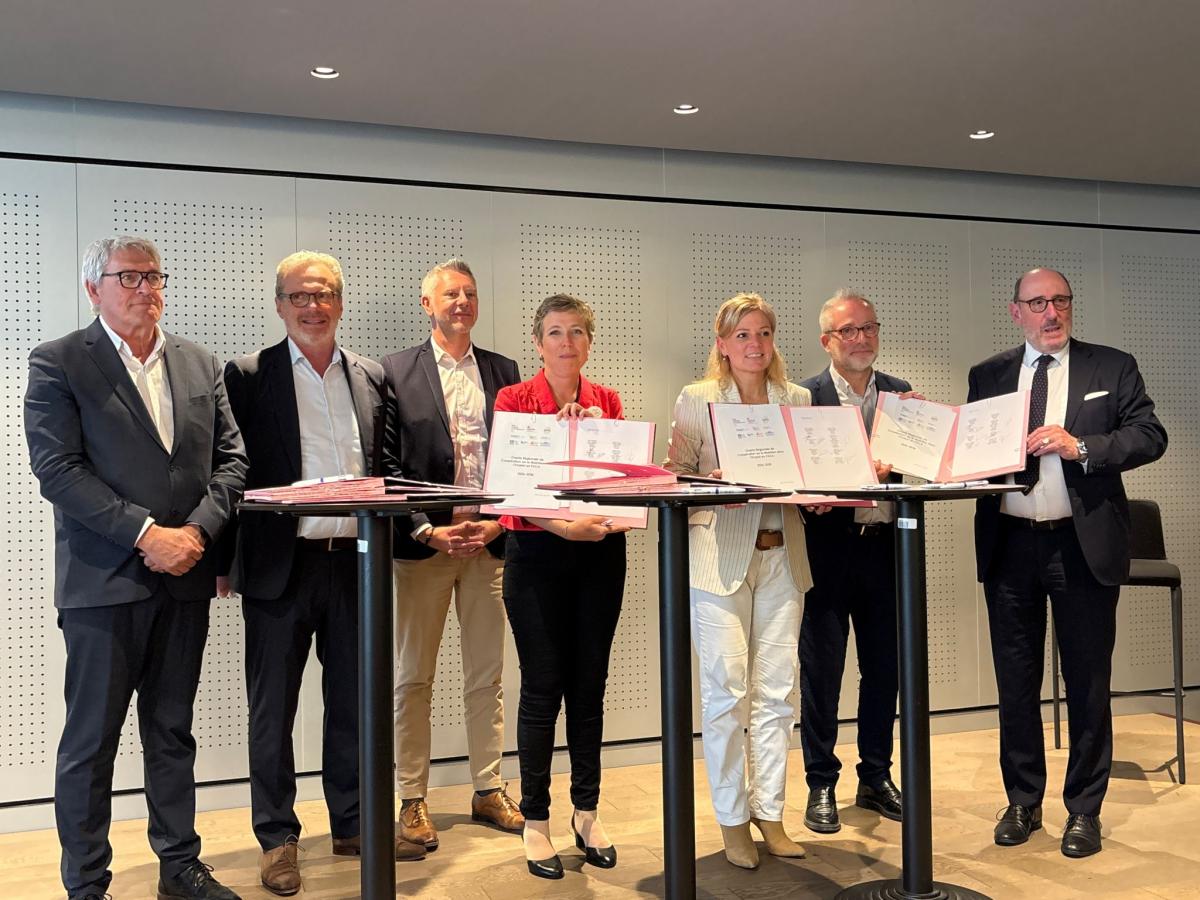 Photographie des signataires de la charte régionale pour coordonner les acteurs du maintien dans l'emploi