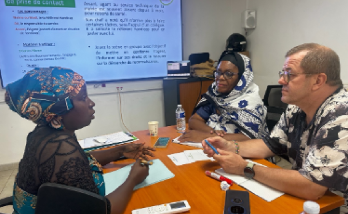 Participants en discussion lors de la réunion