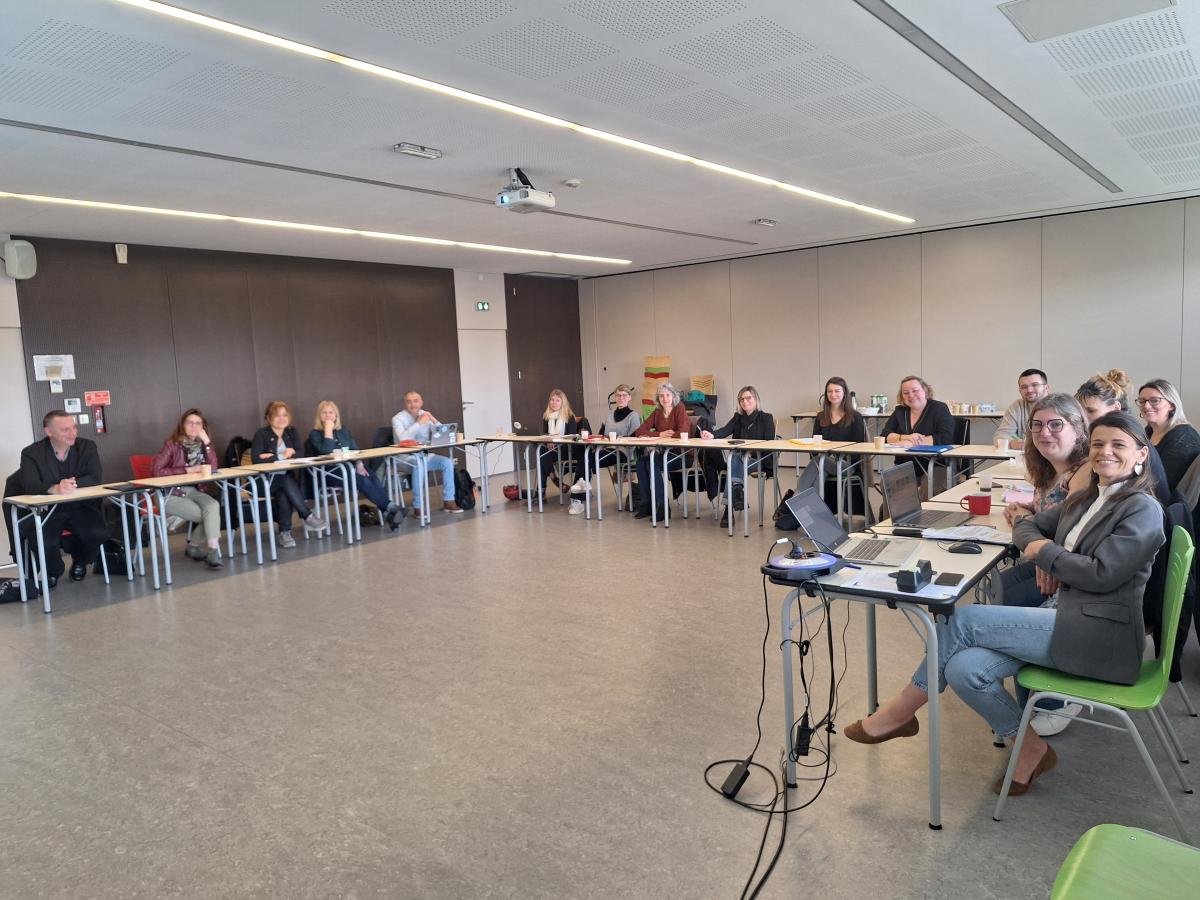 Photo d'une salle de réunion regroupant plusieurs personnes