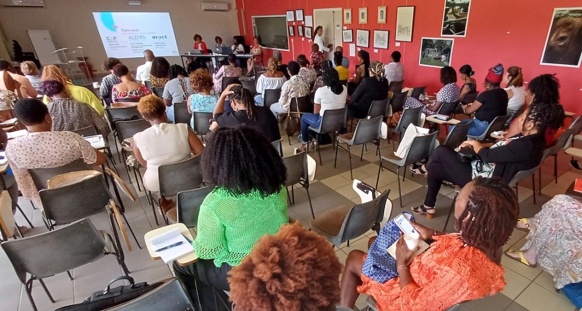 Salle et vue sur les participantes et participants à la journée du 5 mai en Guadeloupe