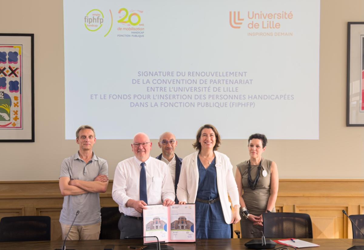 Equipe du FIPHFP et de l'Université de Lille dont, à droite, Marine Neuville, directrice du FIPHFP, et Isabelle Chavot, directrice territoriale handicap Hauts-de-France