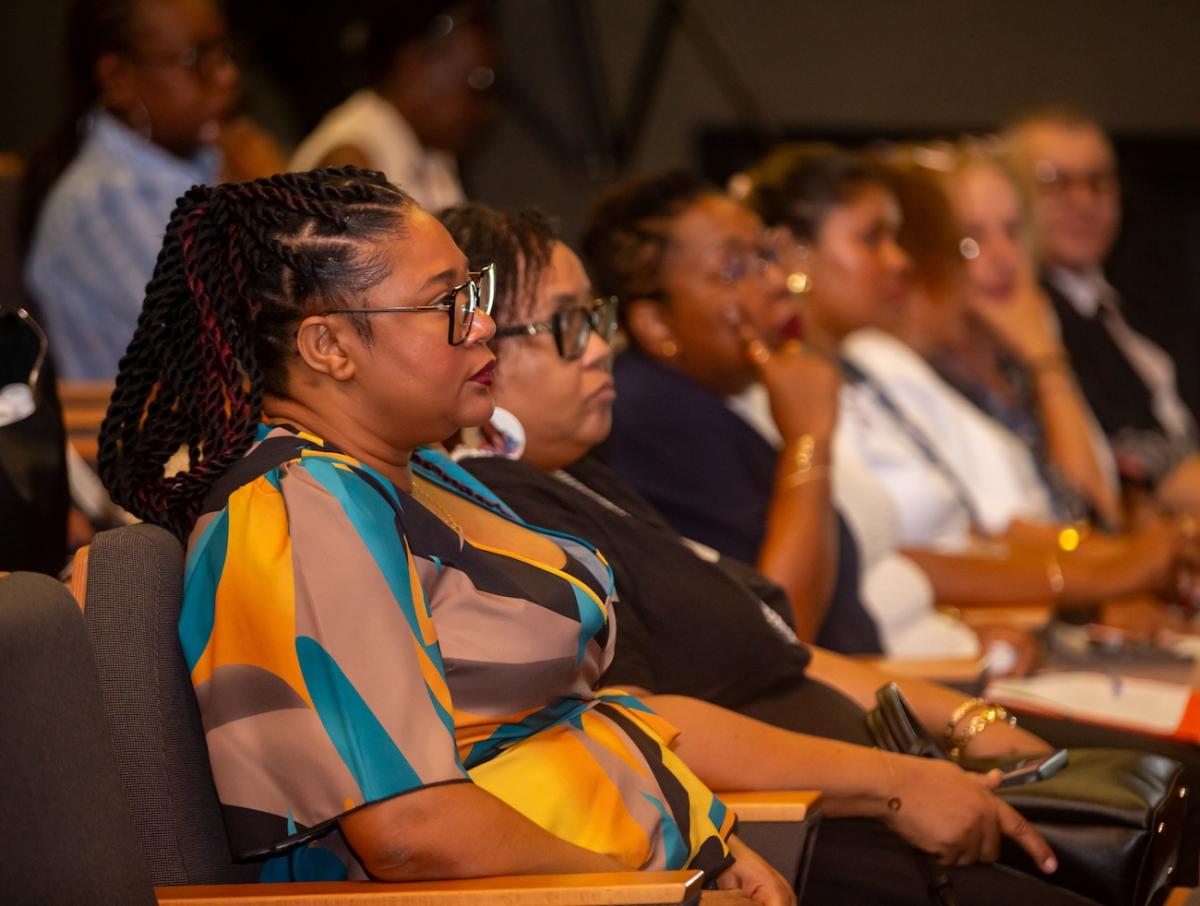 Public attentif lors de la table ronde du Tour de France des 20 ans du FIPHFP en Guyane