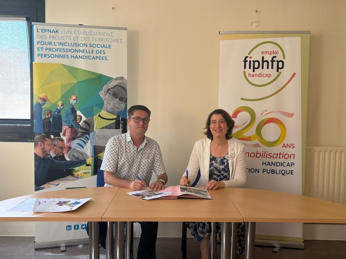 Photographie des signataires de la convention FIPHFP et EPNAK
