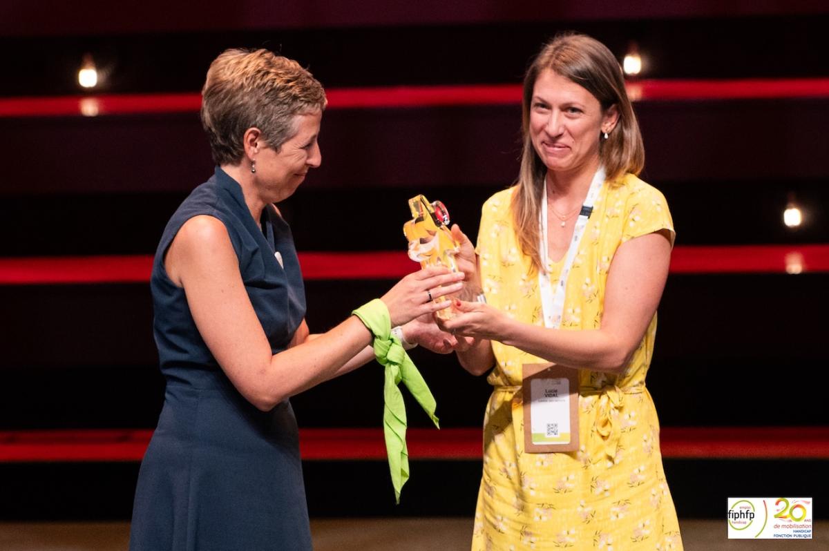 Lucie Vidal, directrice territoriale au handicap du FIPHFP en Occitanie, recevant le prix de la part de Séverine Baudouin, directrice adjointe du FIPHFP, pour le compte du centre de gestion de l'Hérault