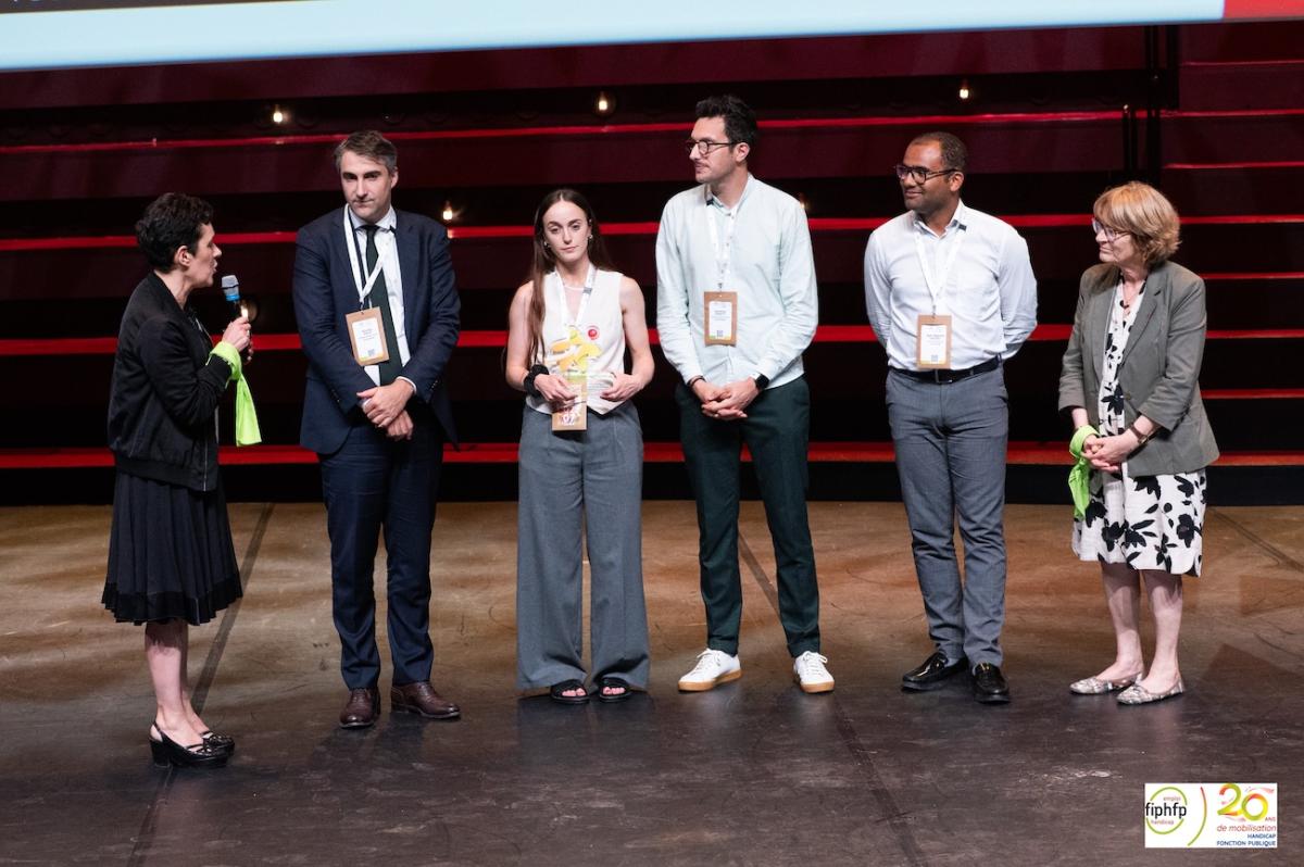 Equipe du centre hospitalier de Valenciennes entourée par Françoise Descamps-Crosnier, présidente du FIPHFP, et d'Isabelle Chavot, directrice territoriale au handicap du FIPHFP dans les Hauts-de-France