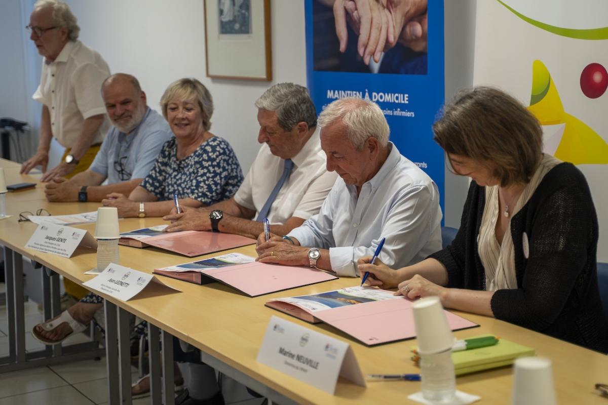 Jean Leonetti, maire d'Antibes Juan les Pins, et Marine Neuville, directrice du FIPHFP, en train de signer les conventions