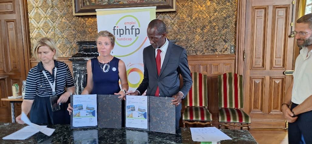 Séverine Baudouin, directrice adjointe du FIPHFP, signe et présente la convention aux côtés de Bally Bagayoko, maire de Saint Denis Ville nouvelle