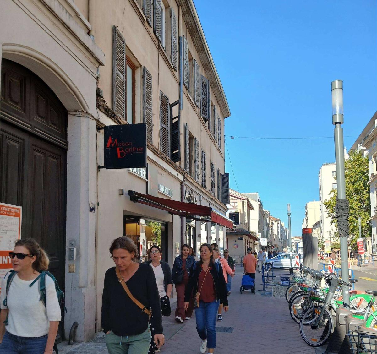 Photo de personnes marchant dans la rue