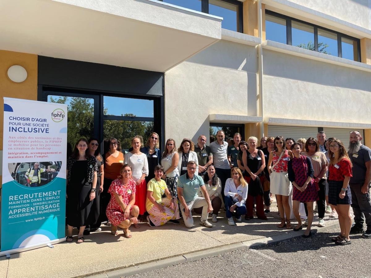 Photographie des participants à la fresque du handicap