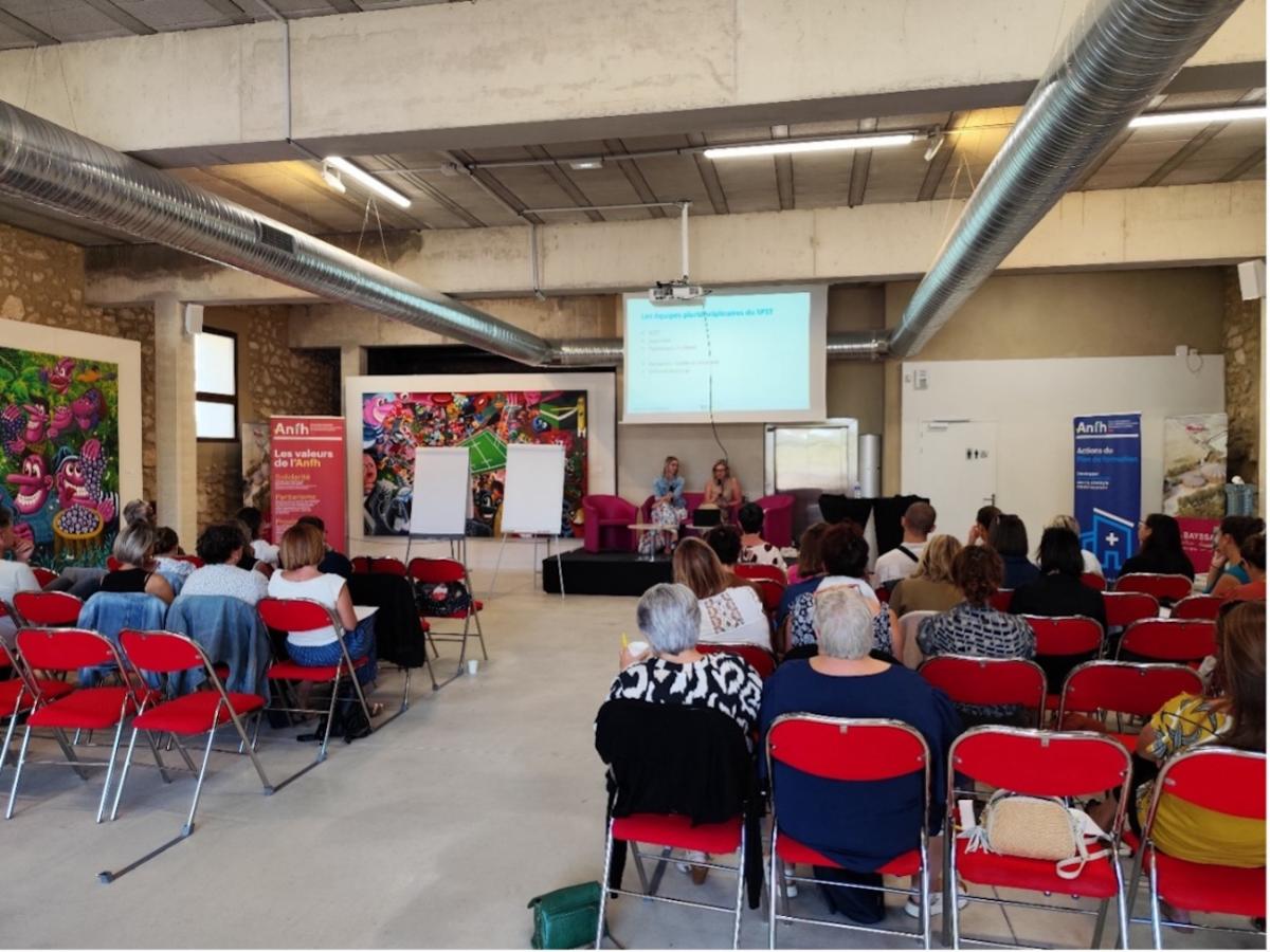 Participants aux journées en train d'écouter les intervenants