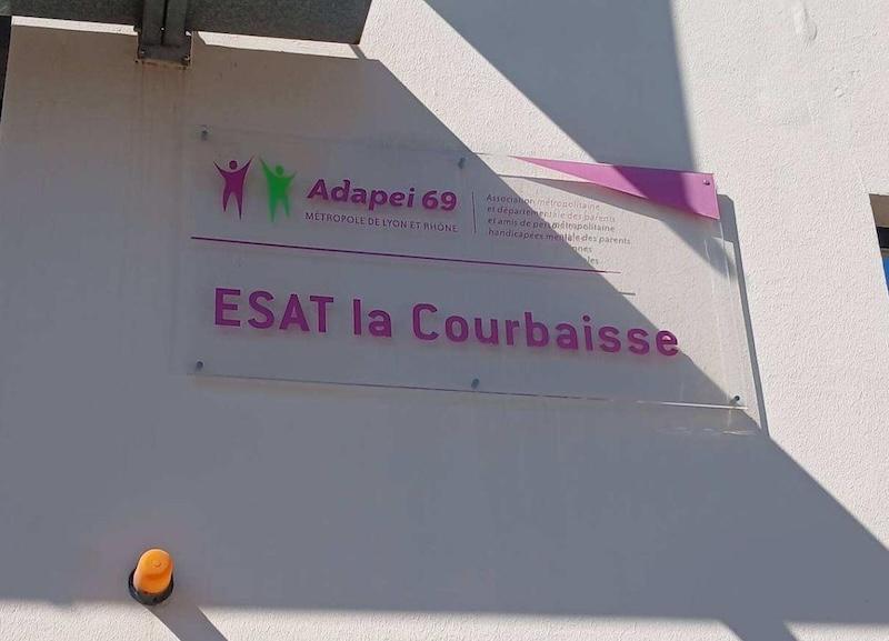 Panneau à l'entrée de l'ESAT la Courbaisse