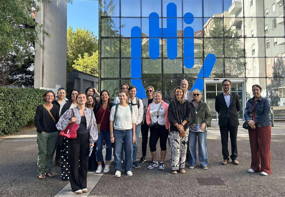 16 personnes devant les locaux de Handicap International à Lyon