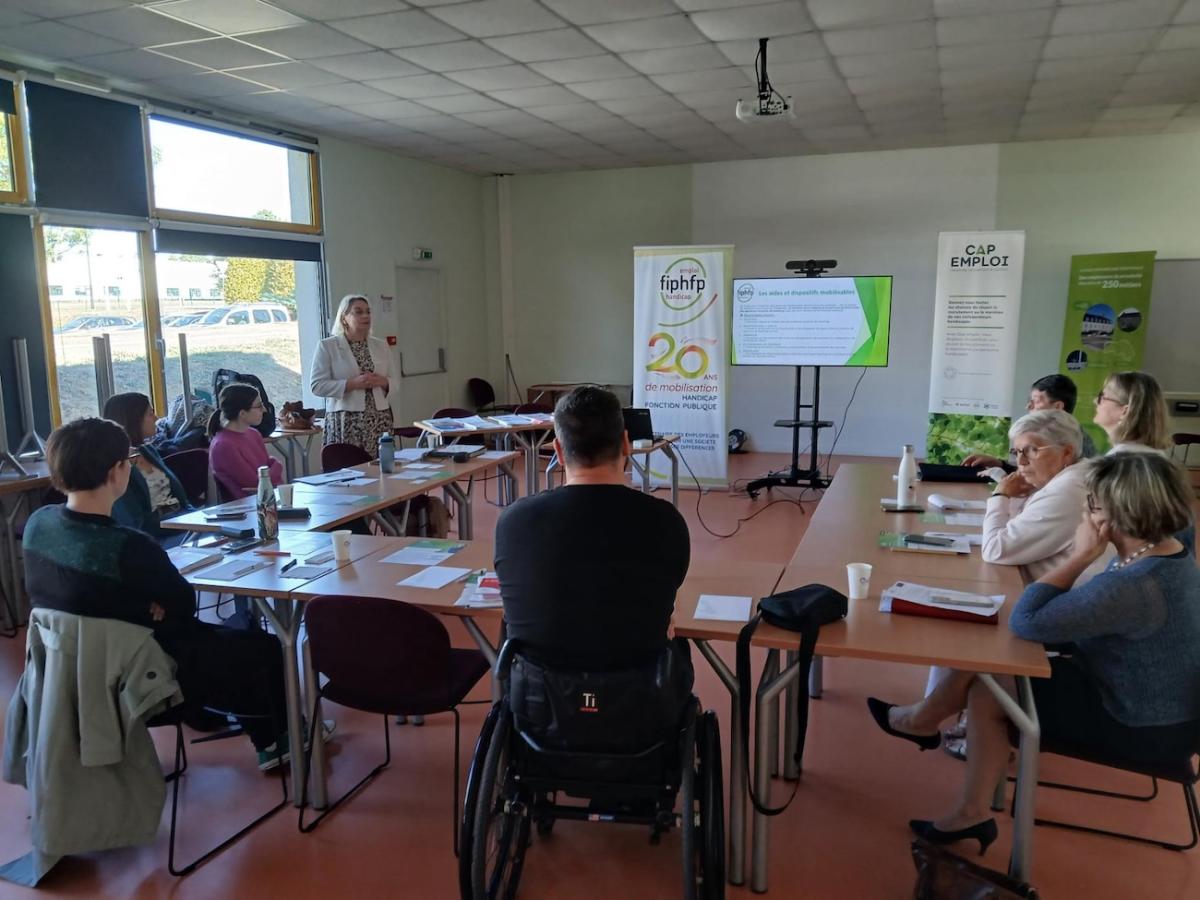Photo prise lors de la réunion avec les participants qui échangent
