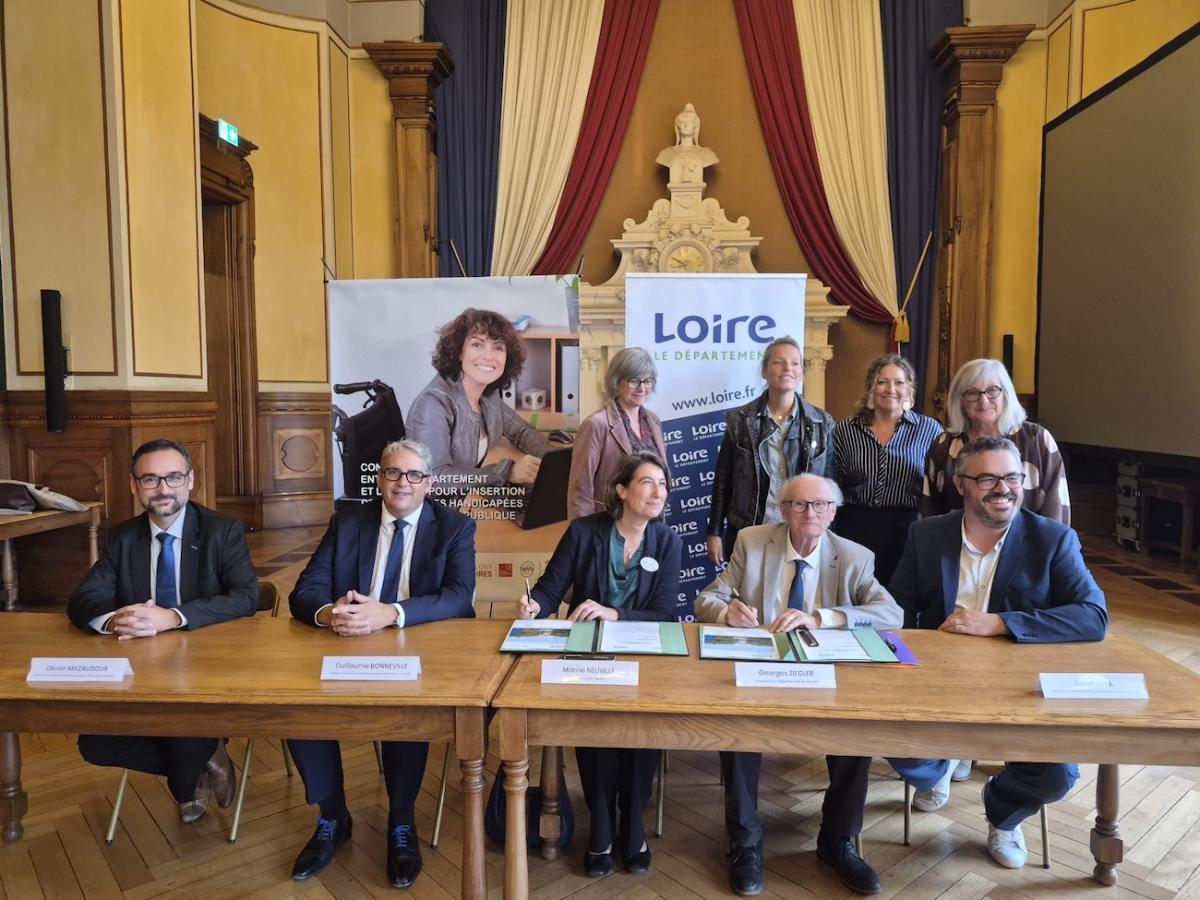 Signataires de la convention entre le Département de la Loire et le FIPHFP en présence de Marine Neuville et Georges Ziegler