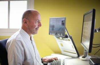 Un homme devant son ordinateur adapté